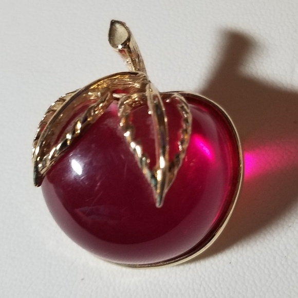 Felt's Fun Finds Jewelry - Gold Tone & Glass Apple with Stem 1.5 inch Pin